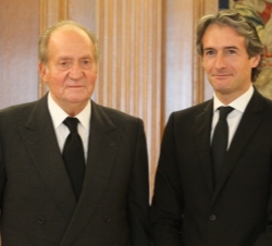 Don Juan Carlos junto al alcalde de Santander y presidente de la Federación Española de Municipios y Provincias (FEMP), Íñigo de la Serna Hernáiz
